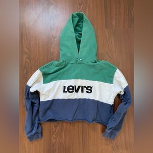 Cropped Levi’s hoodie